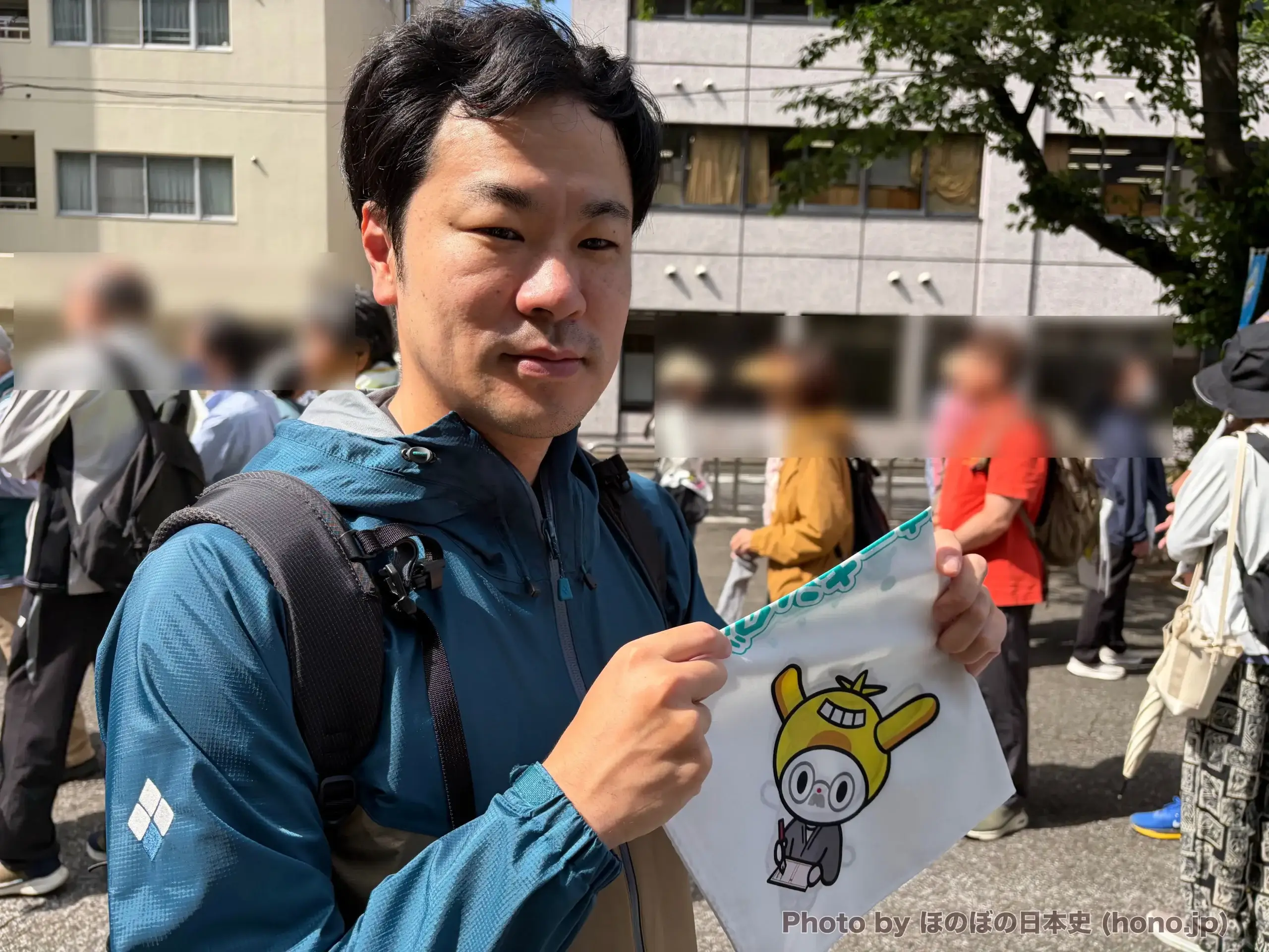 参加証明証「はねぴょん 文豪ver」を受け取るおとぼけ