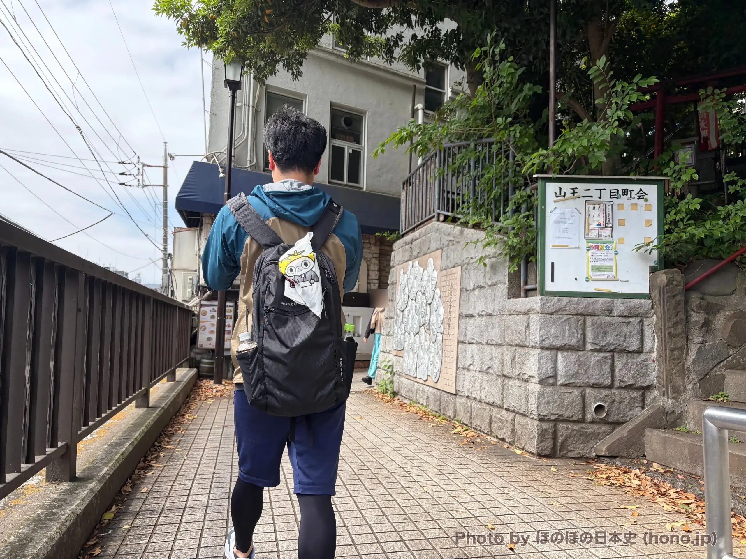 特製バンダナをバッグに巻き付けるおとぼけ