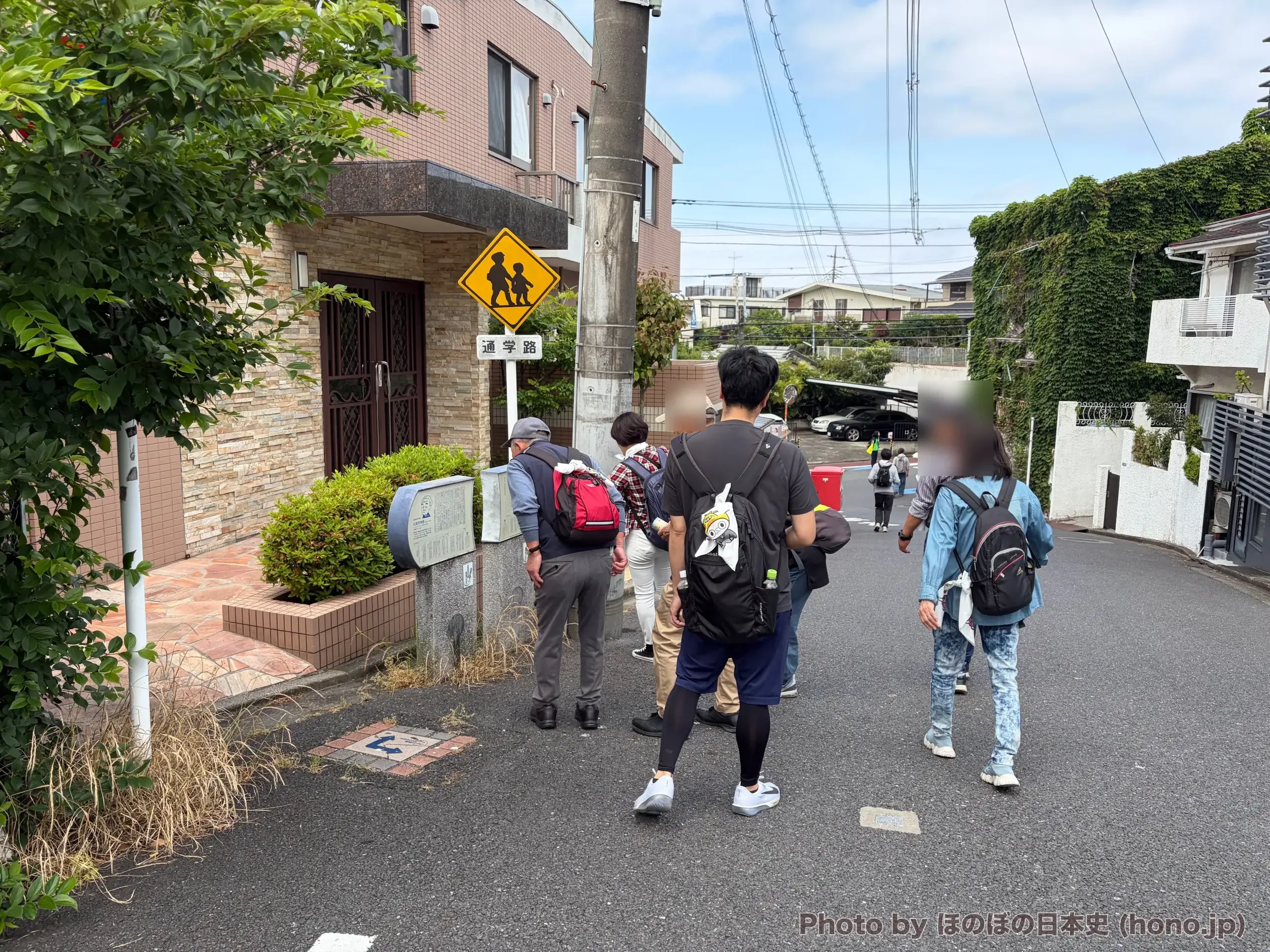 他のOTAウォーキングの参加者も解説板を読んでいるシーン