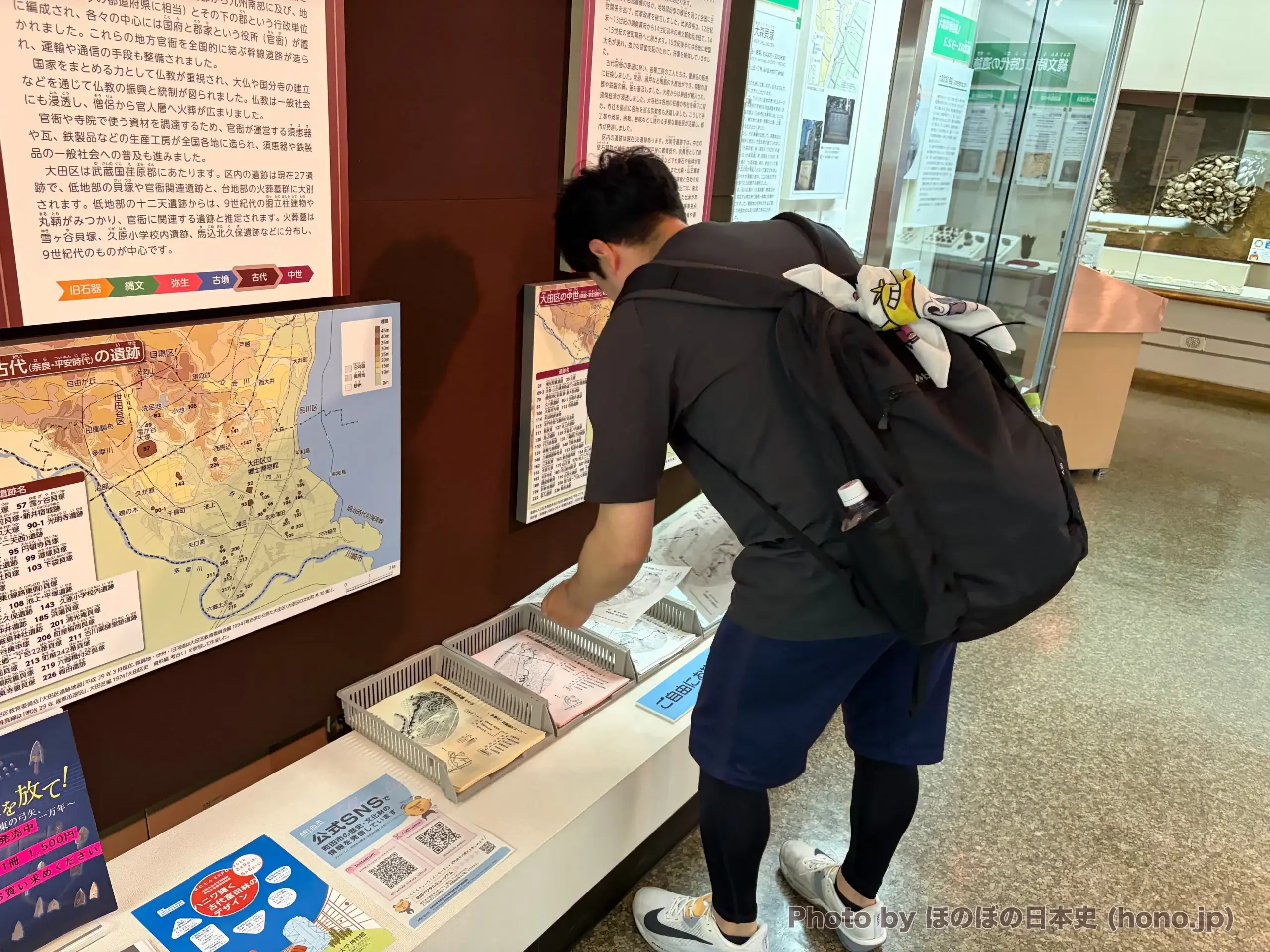 大田区立郷土博物館 友の会が作成した資料を受け取っているおとぼけ
