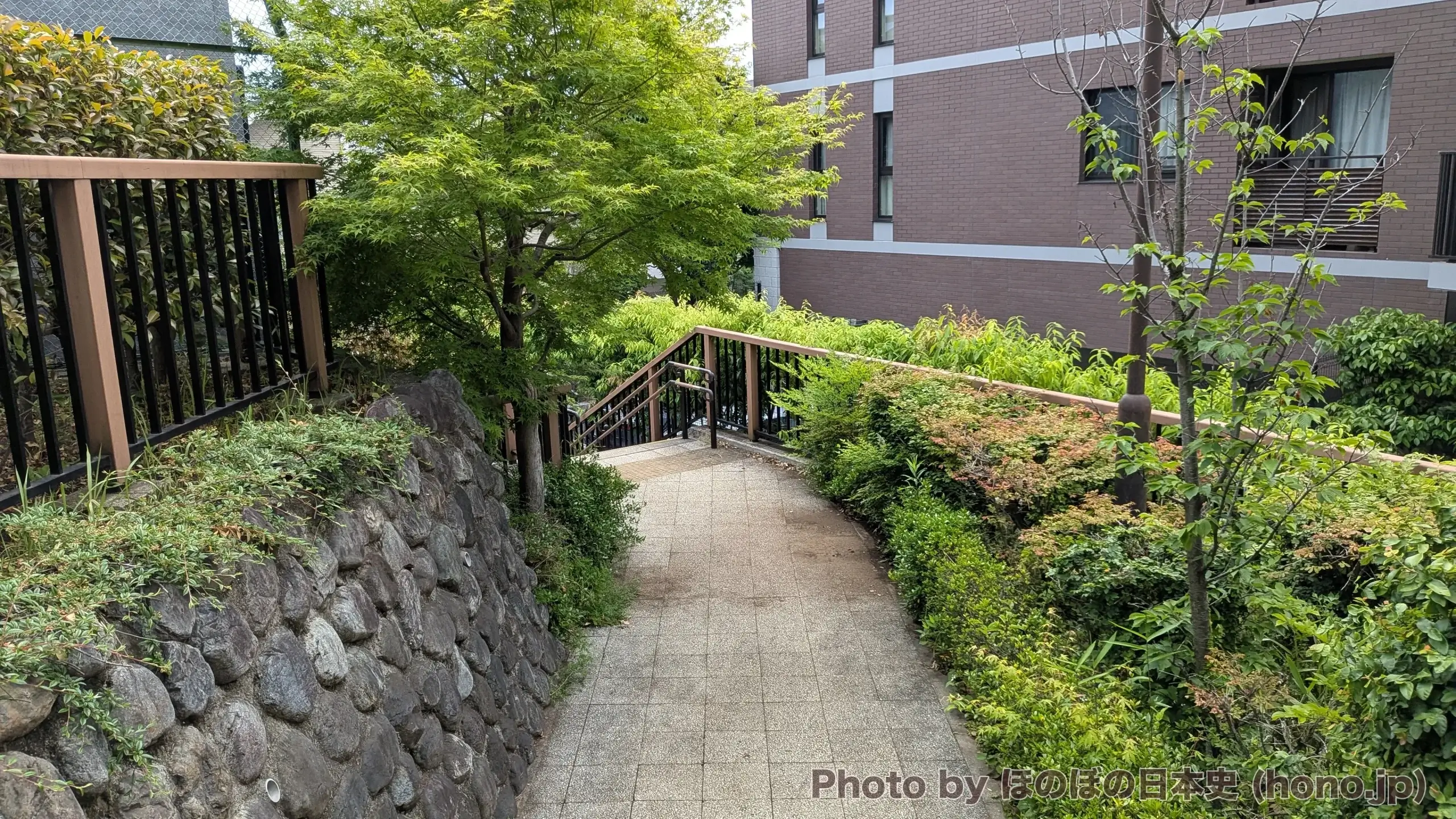 蘇峰公園内から尾﨑士郎記念館に向かう