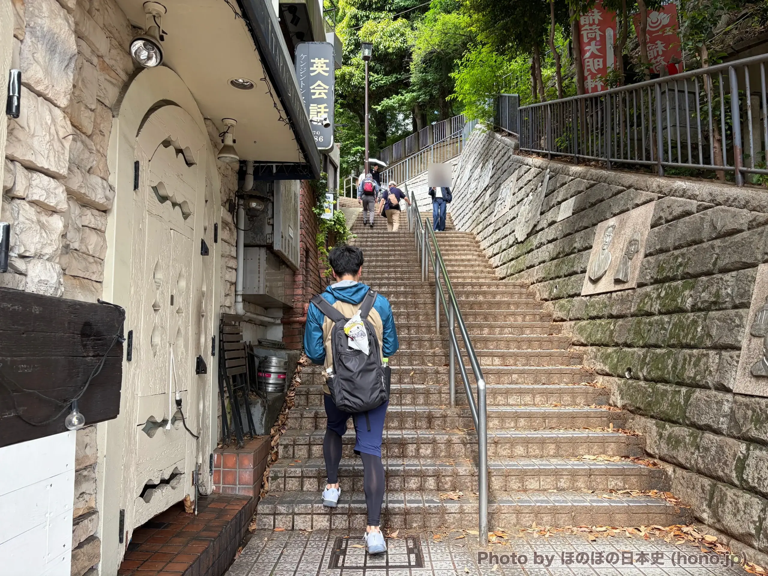JR大森駅西口から池上通りを渡ると天祖神社があり、階段を登るおとぼけ