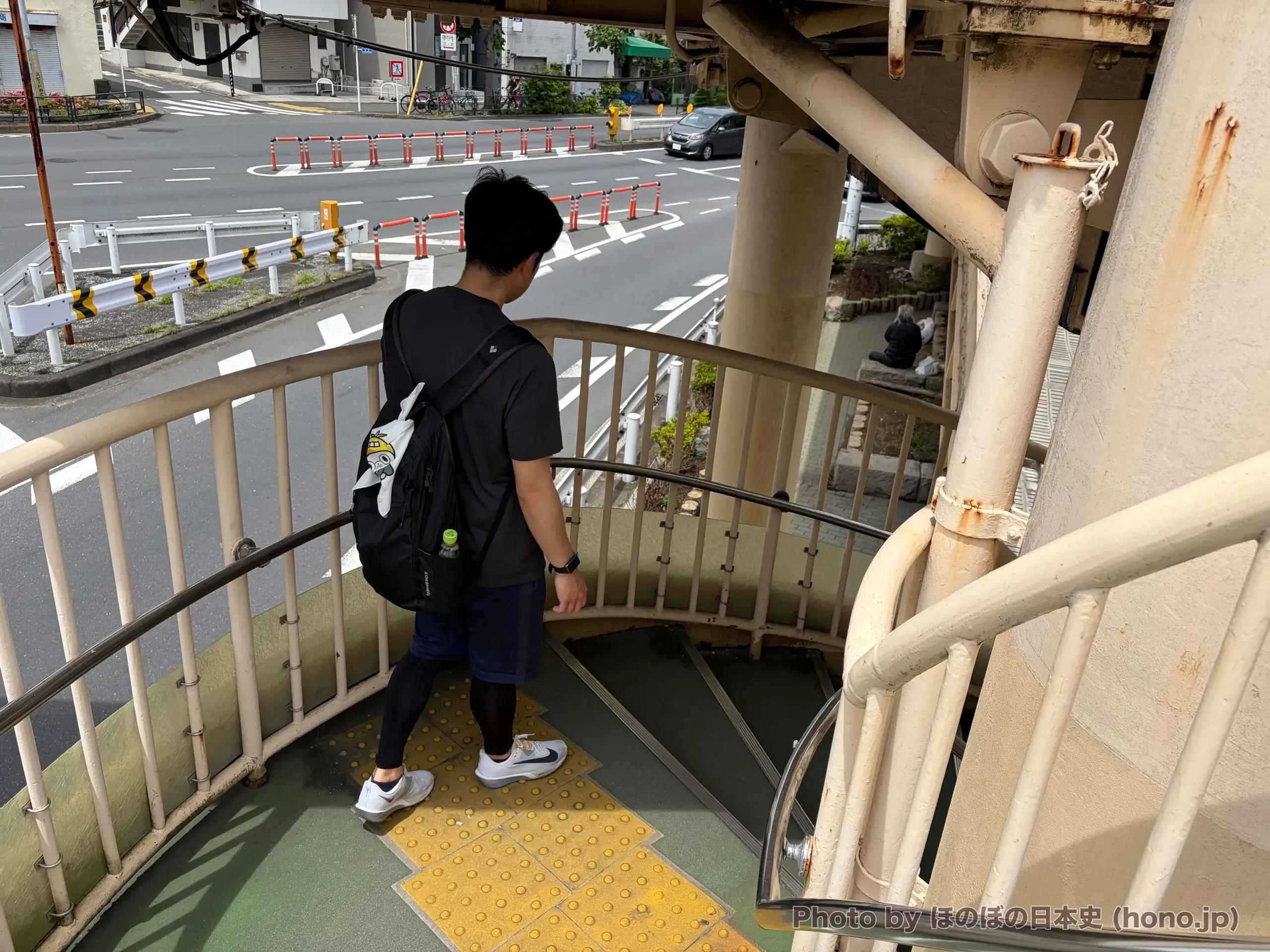 環状7号線の歩道橋を降るおとぼけ